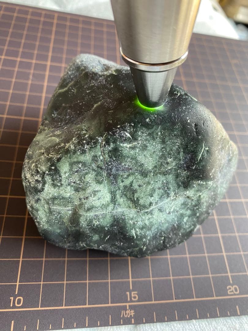 原石　糸魚川　黒翡翠　鑑賞石　770g