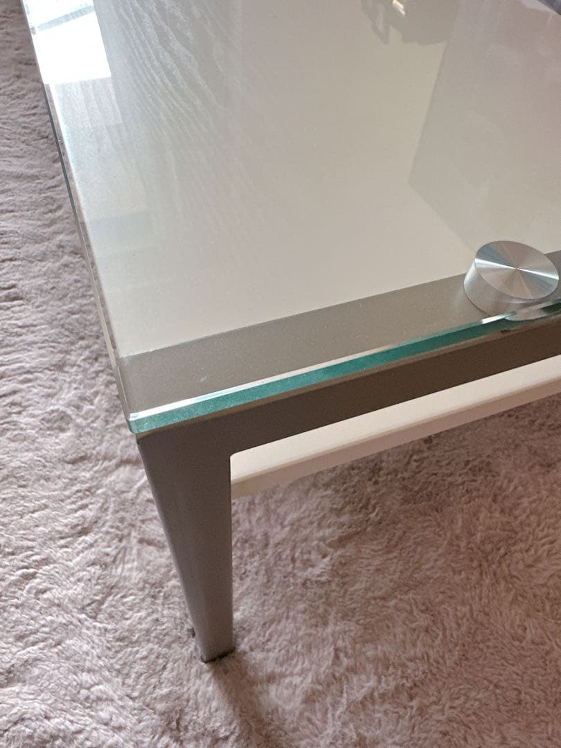 ガラス天板のローテーブル