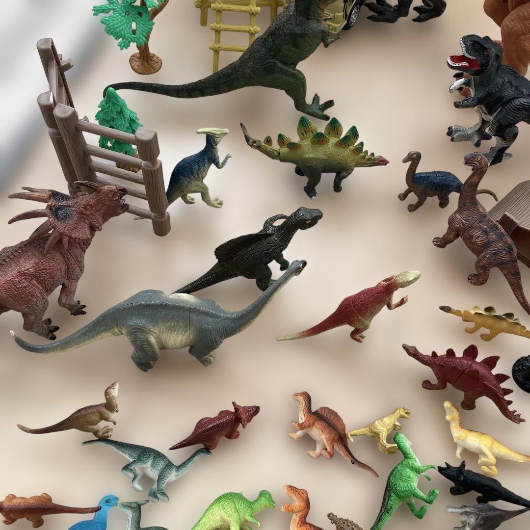恐竜フィギュアセット 約46体程＋車や木など、動く恐竜あり