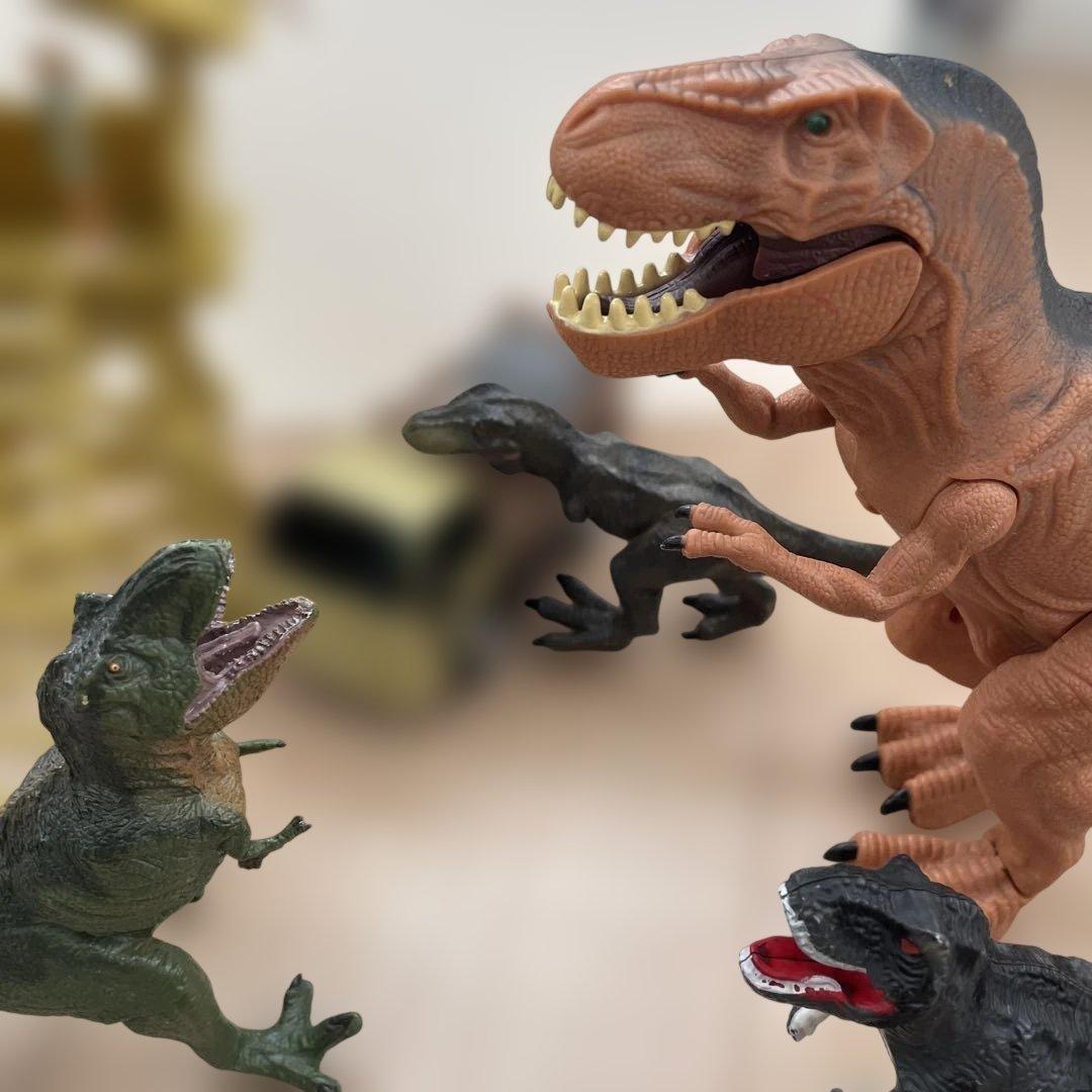 恐竜フィギュアセット 約46体程＋車や木など、動く恐竜あり