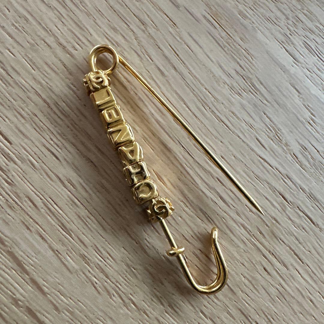 CHANEL ゴールドピンブローチ