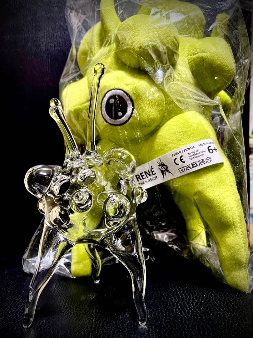 EXPO2025万博　レネ　チェコ館　透明ガラスアートオブジェとぬいぐるみ