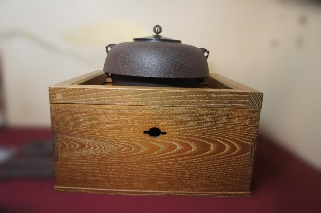 ☆桑色置炉 在銘裏甲釜 裏釜 替え蓋 釜鐶 置炉用600w炭型電熱器 送料込み