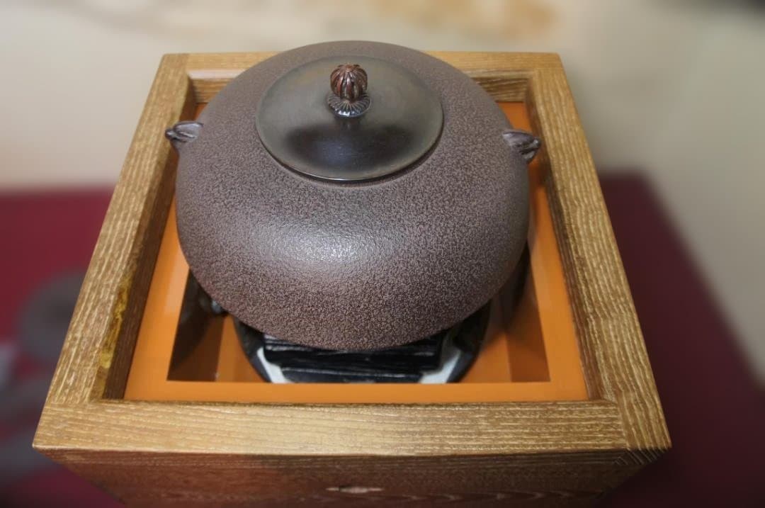 ☆桑色置炉 在銘裏甲釜 裏釜 替え蓋 釜鐶 置炉用600w炭型電熱器 送料込み