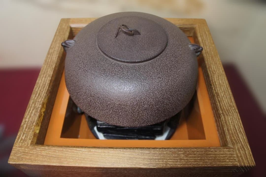 ☆桑色置炉 在銘裏甲釜 裏釜 替え蓋 釜鐶 置炉用600w炭型電熱器 送料込み