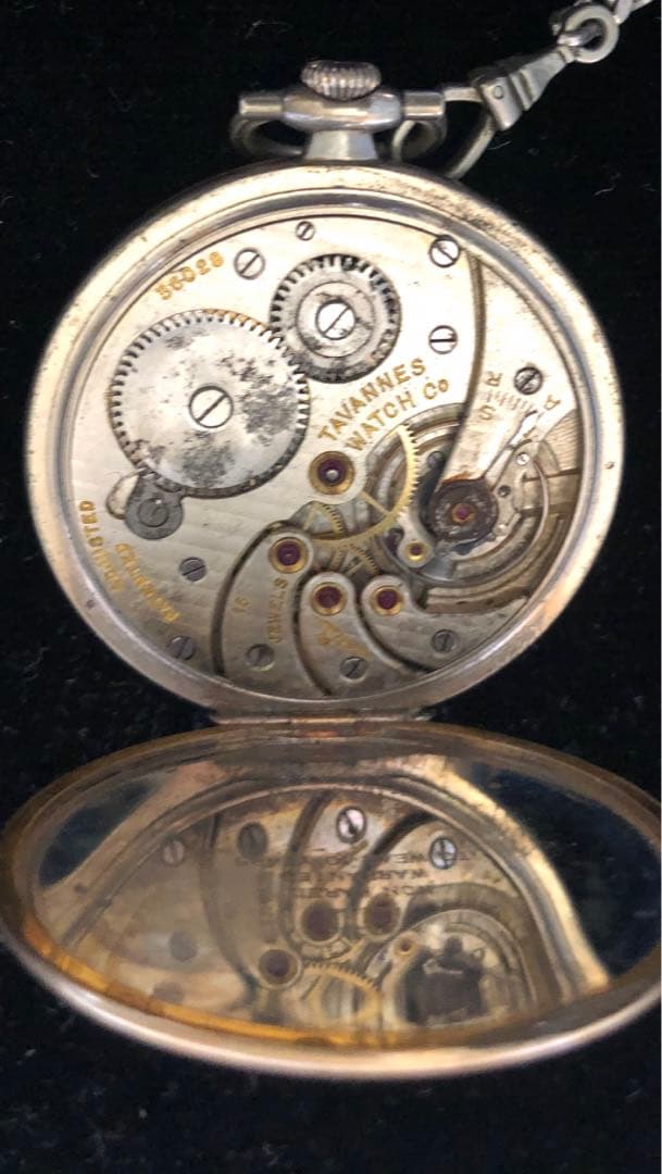 TAVANNES 社の懐中時計(銀の鎖付き)