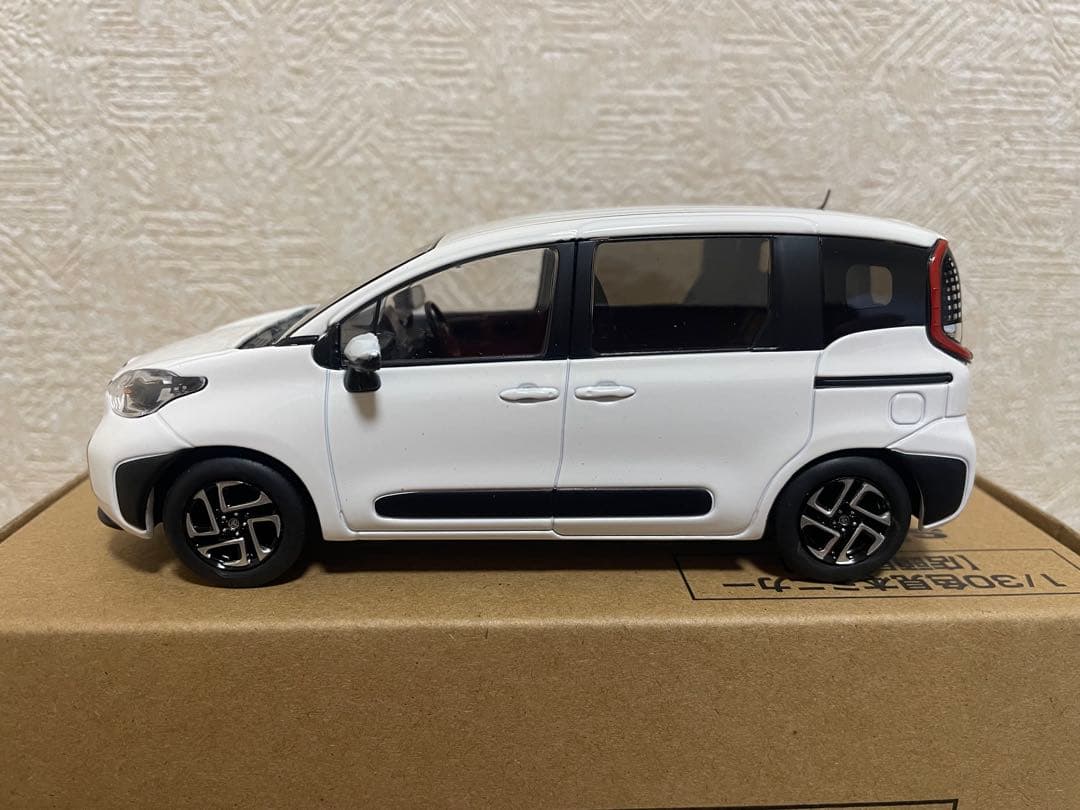 トヨタ シエンタ 1/30スケール ホワイト