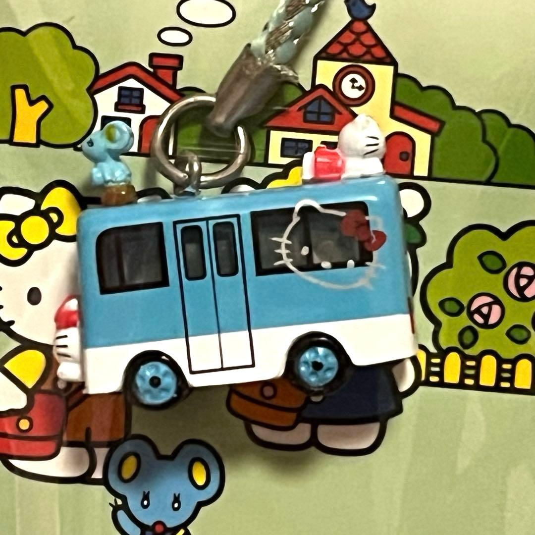 ハローキティ　幼稚園バス　根付け　ストラップ　ピンク　ブルー　2個入り