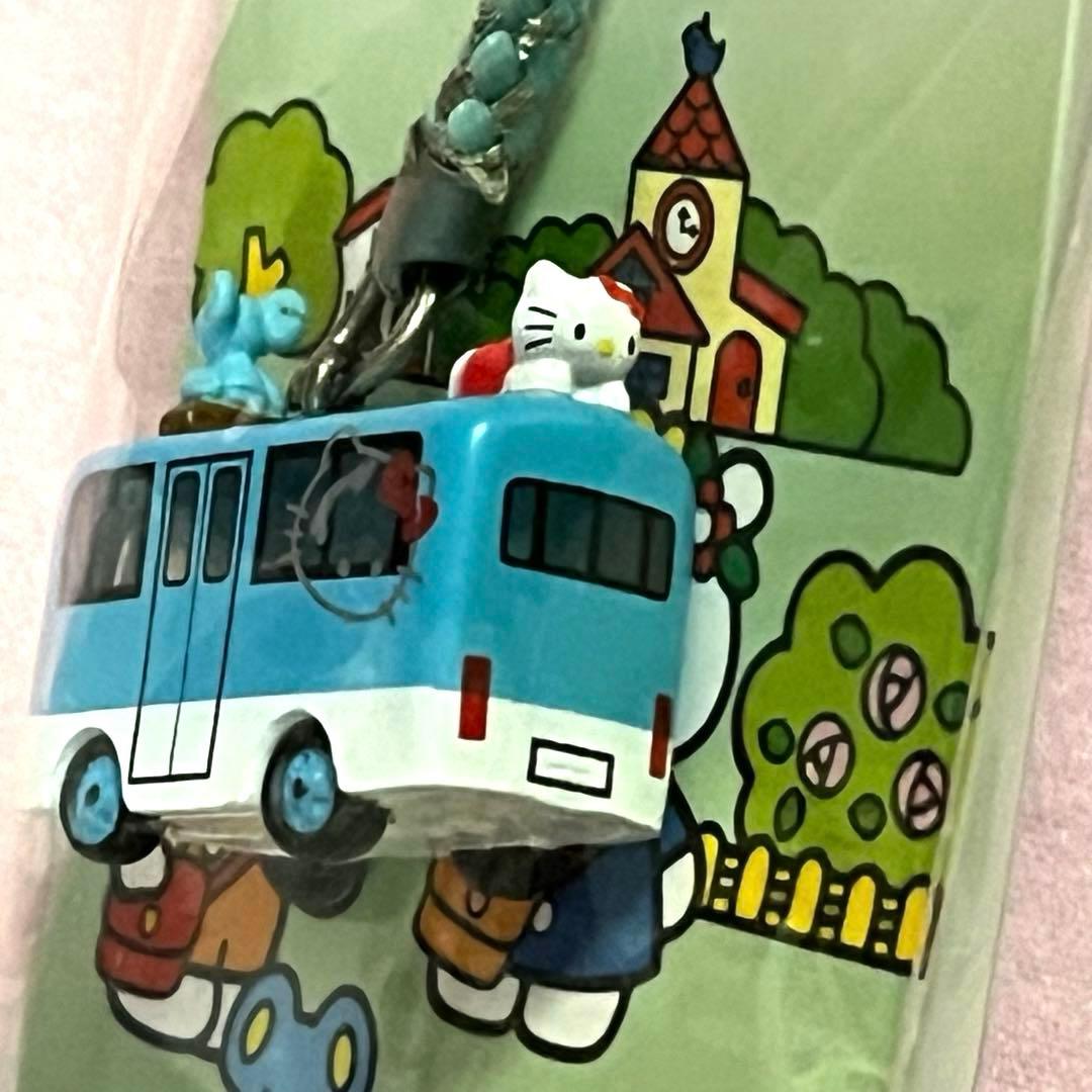 ハローキティ　幼稚園バス　根付け　ストラップ　ピンク　ブルー　2個入り