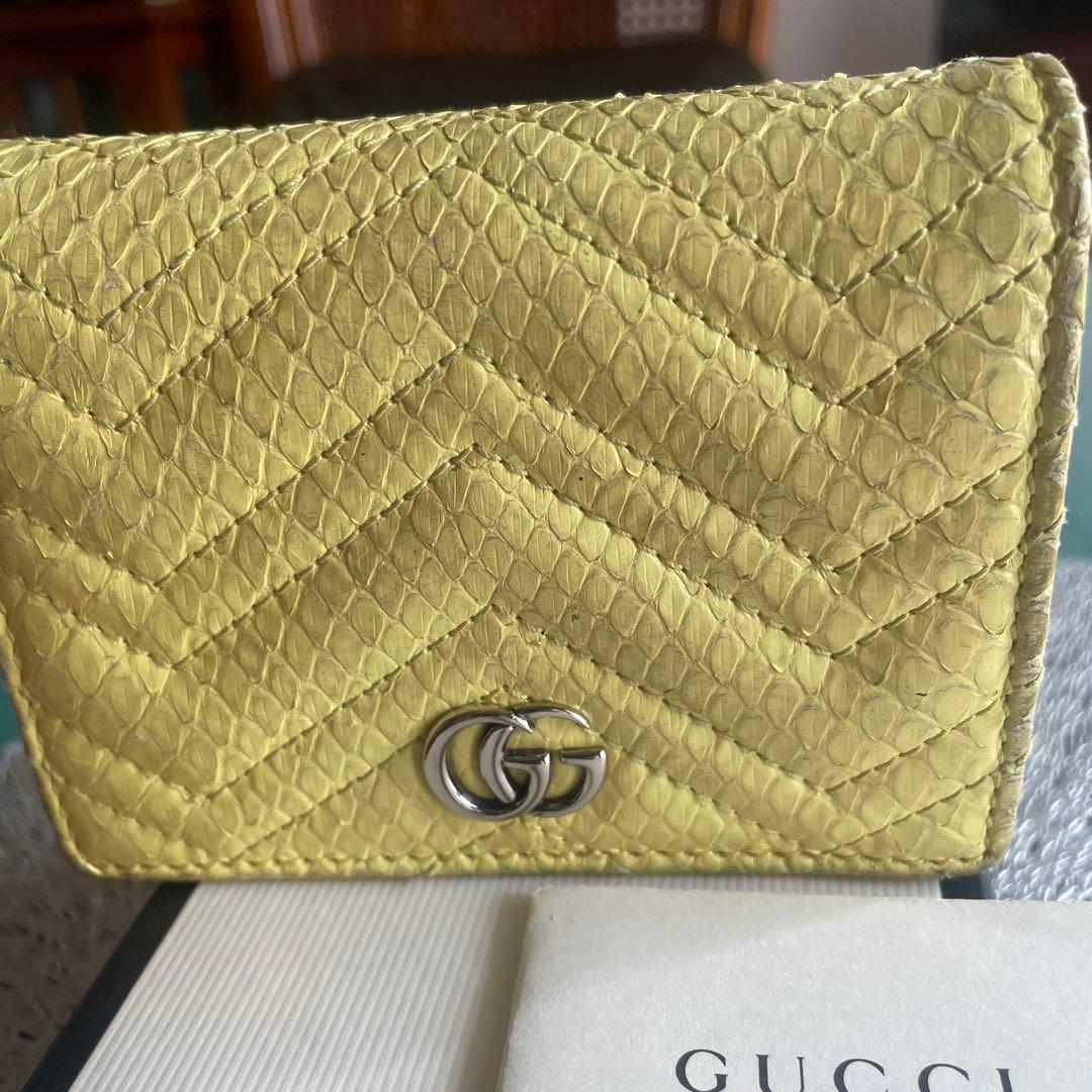 グッチ折財布　パイソンマーモントイエロー。箱付き