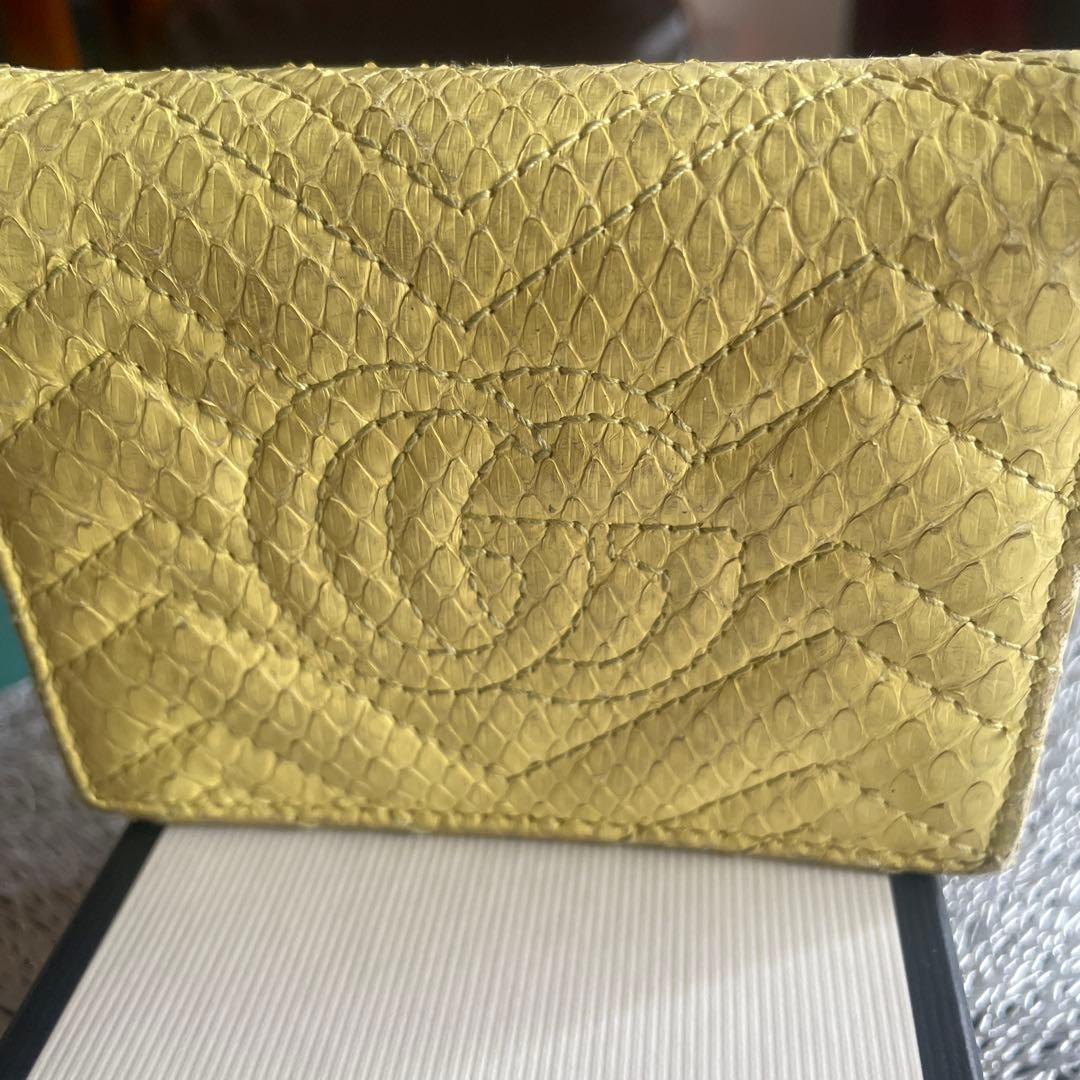 グッチ折財布　パイソンマーモントイエロー。箱付き