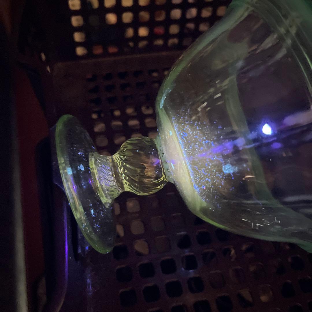 骨董　時代ガラス　希少　若草色　乳白色暈し　千段巻き　反り口　氷コップ　ウラン