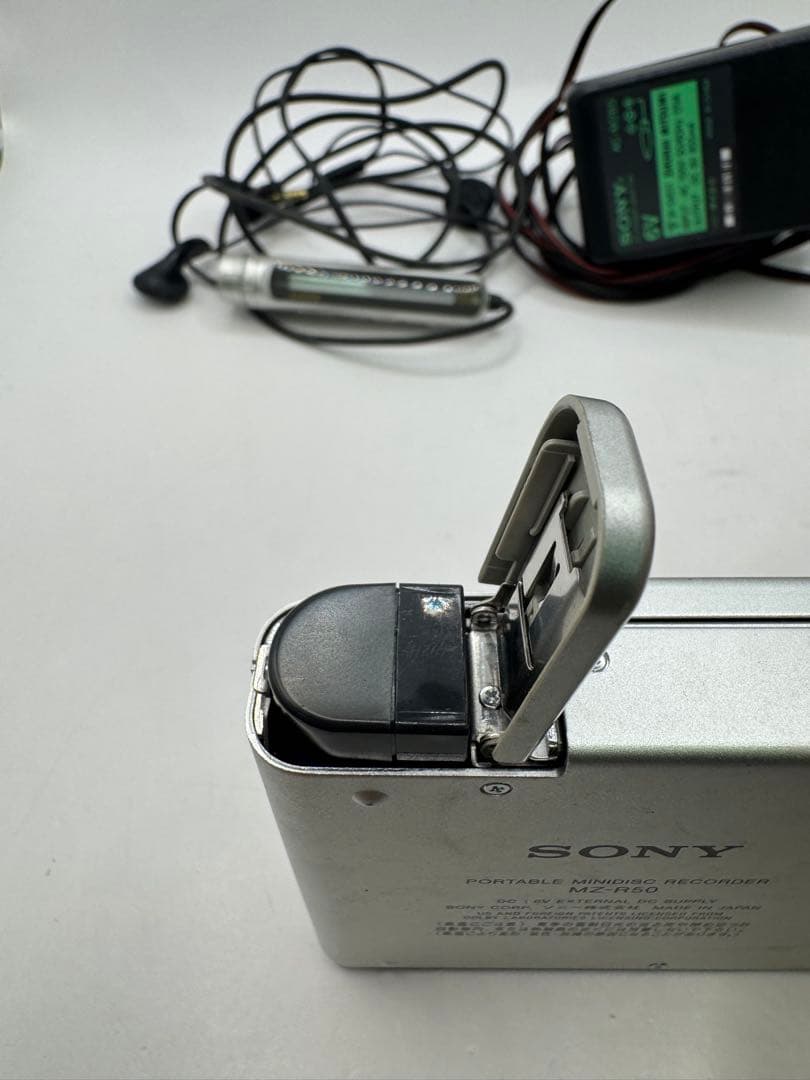動作品 SONY MZ-R50 シルバー MDレコーダーMD WALKMAN
