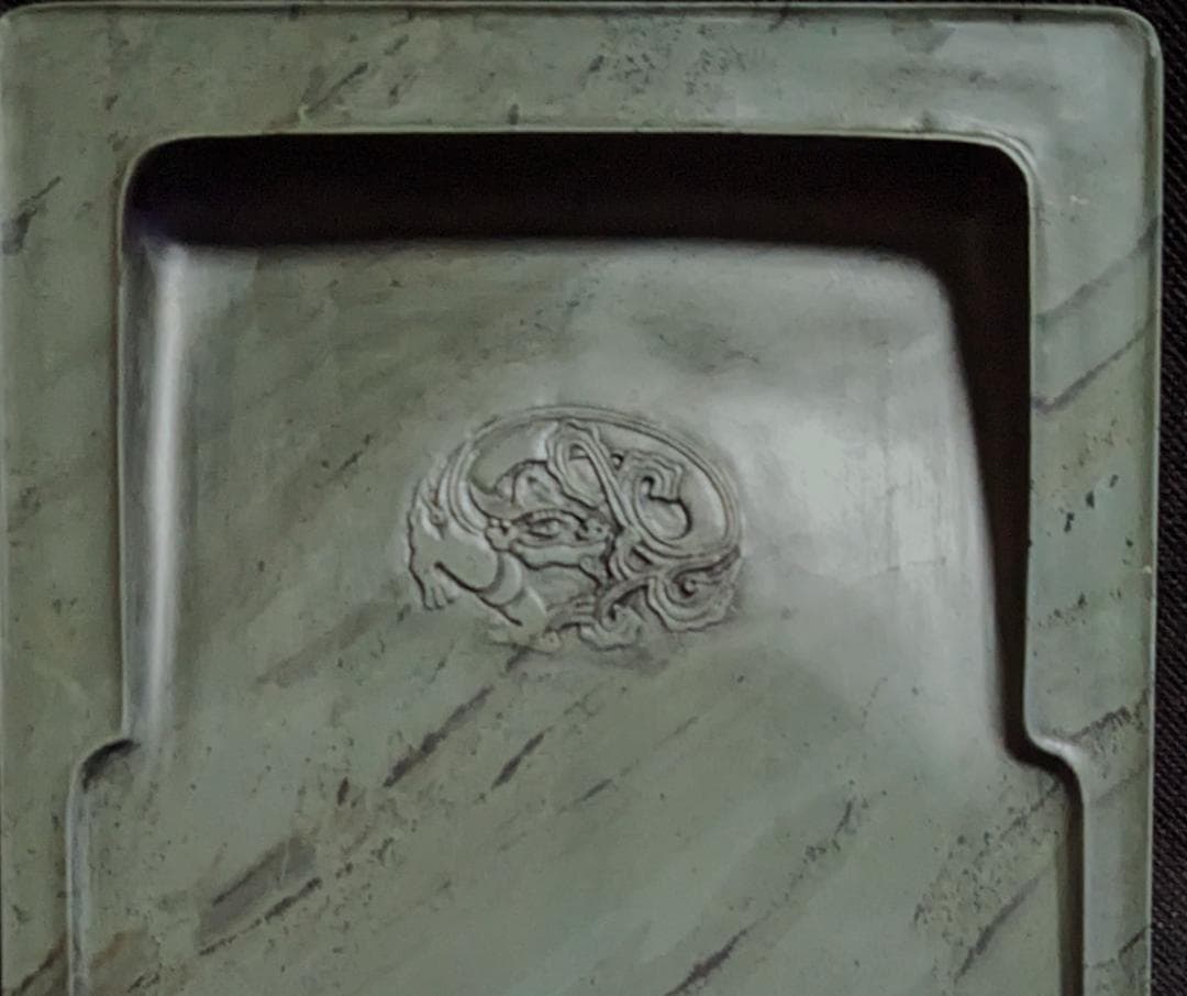 【五台山緑石の門字抄手硯】◆約8.6吋◆群微点状波紋の潤緑美石◆神獣文◆唐木塗箱