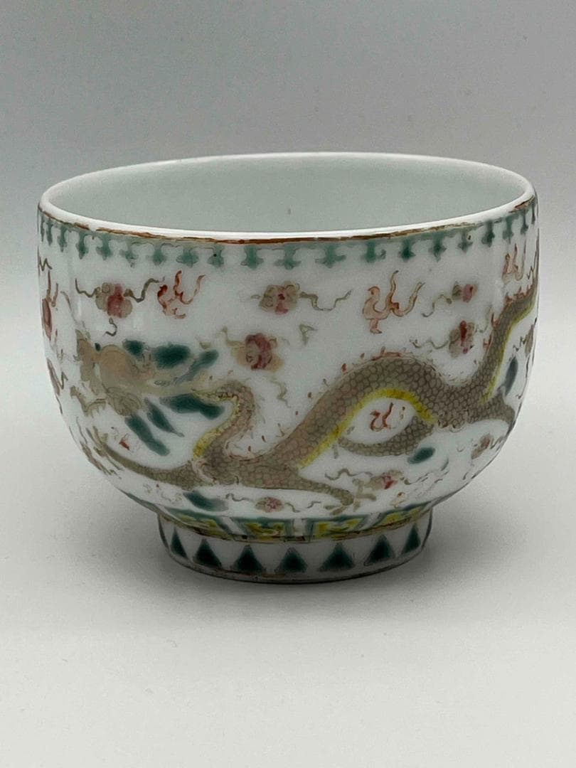 清乾隆時代　【大清乾隆年製】在銘粉彩 紅緑彩 双龍戲珠文杯 琺瑯彩碗(F-73)