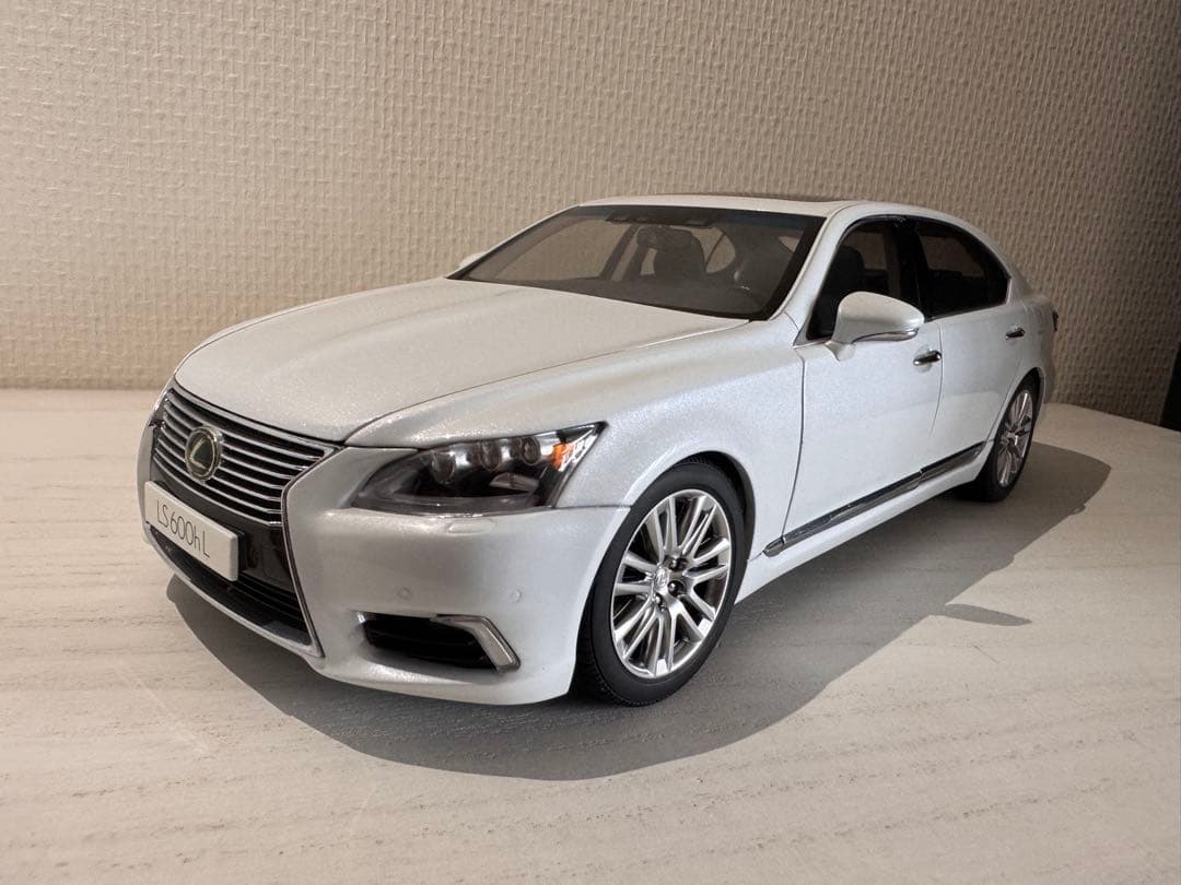 Lexus LS600h 1:18 ホワイト