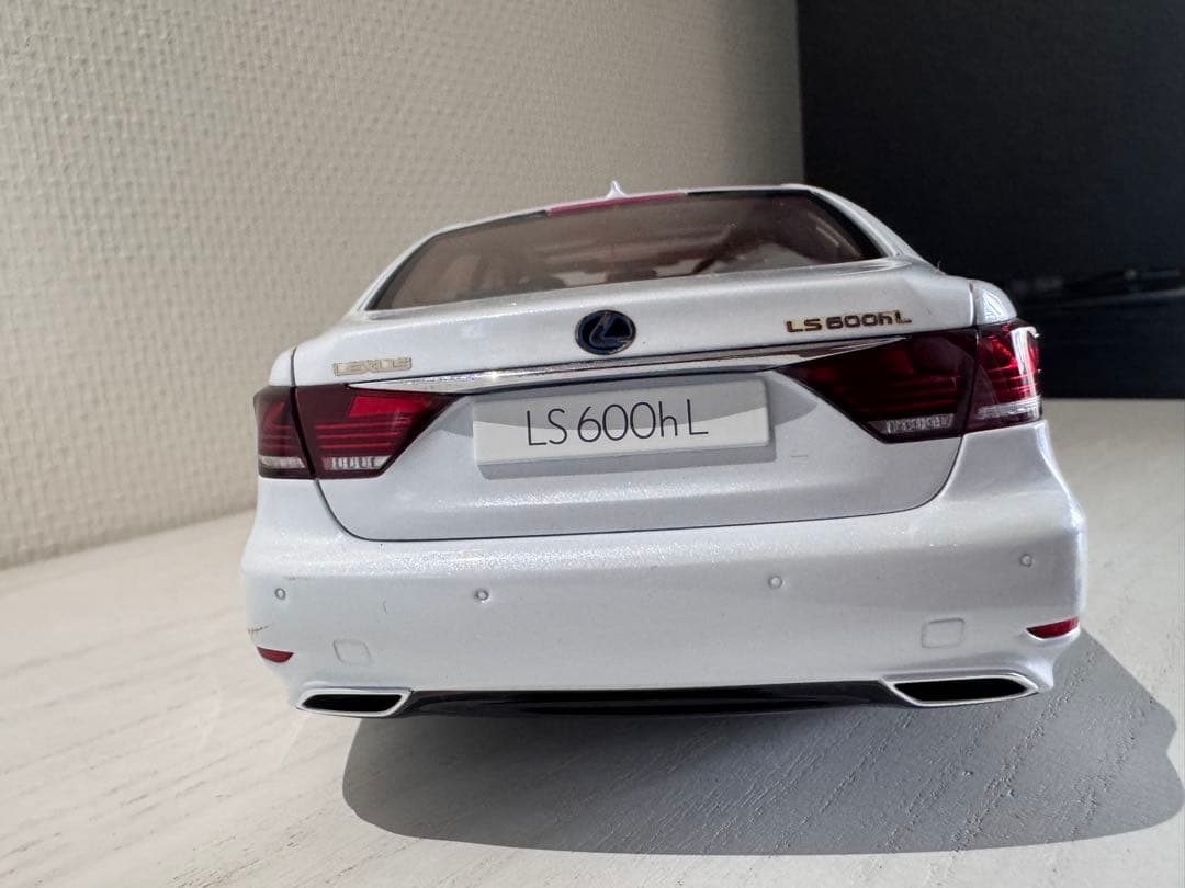 Lexus LS600h 1:18 ホワイト