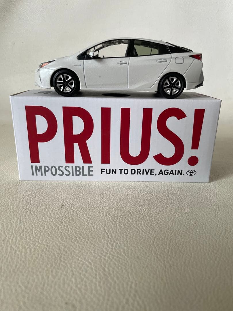 トヨタ プリウス 色見本 50系前 ② 070 ホワイトパールクリスタルシャイン