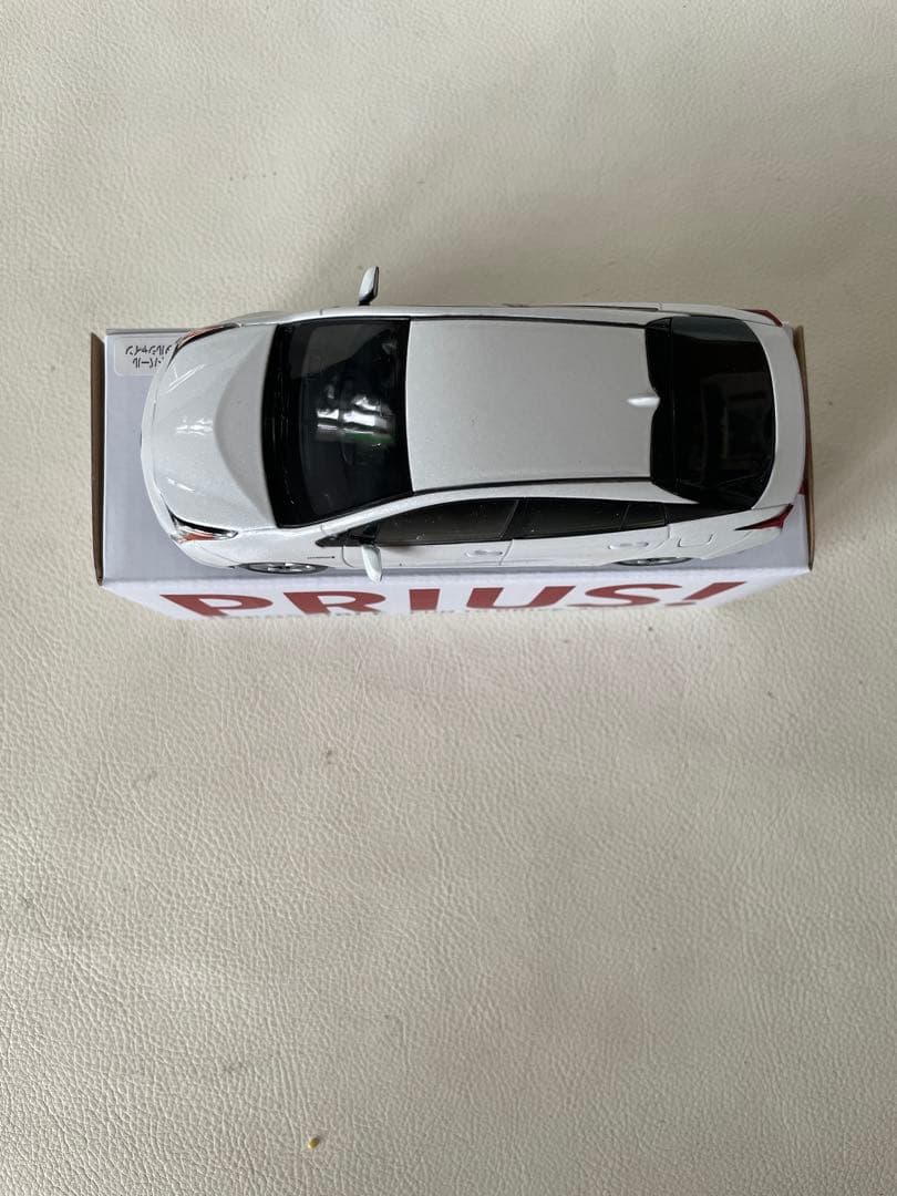 トヨタ プリウス 色見本 50系前 ② 070 ホワイトパールクリスタルシャイン