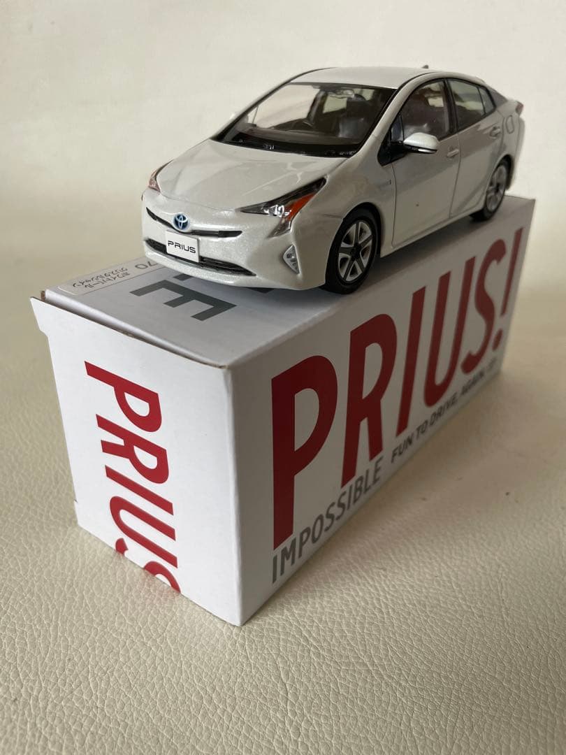 トヨタ プリウス 色見本 50系前 ② 070 ホワイトパールクリスタルシャイン