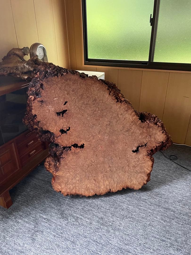 自然形状の木製テーブル