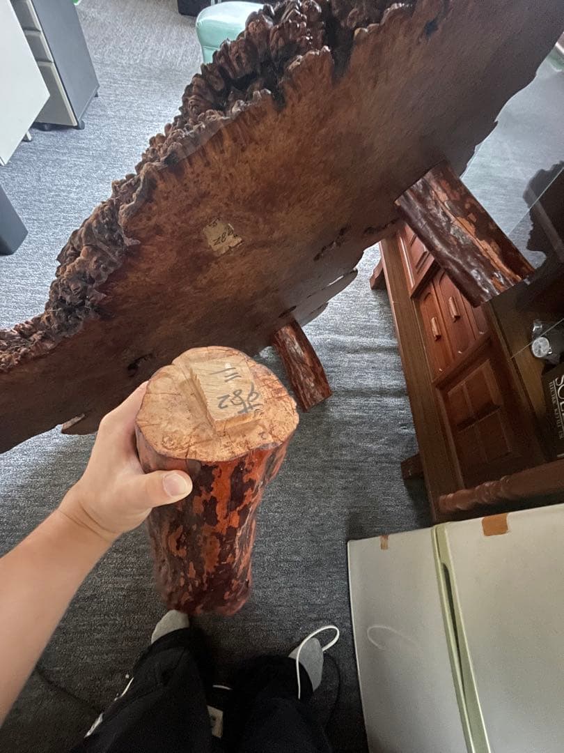 自然形状の木製テーブル