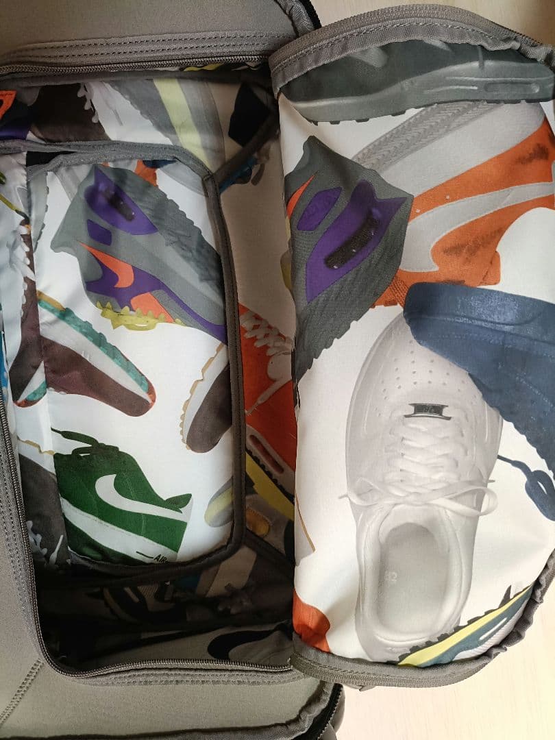 NIKE キャリーバッグ　キャリーケース 大容量 スニーカー柄