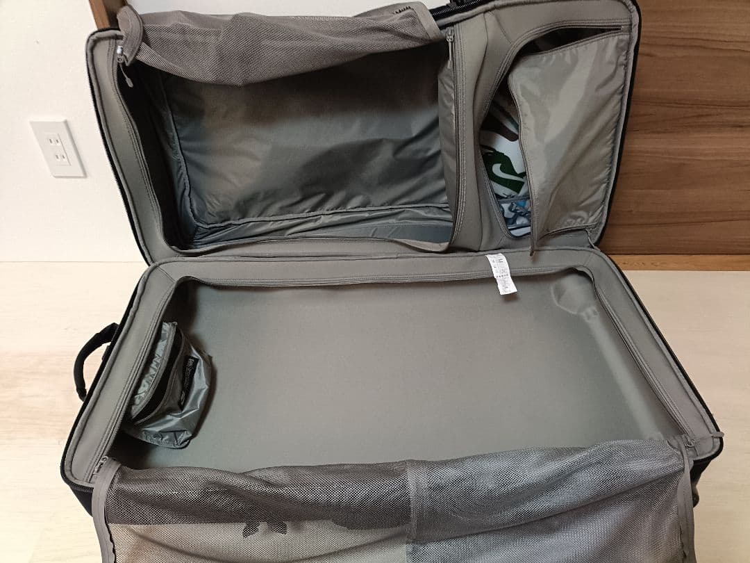 NIKE キャリーバッグ　キャリーケース 大容量 スニーカー柄