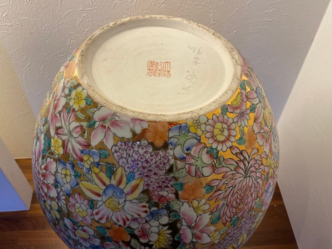大清乾隆年製款 粉彩金地萬花紋天球瓶　金彩　五彩　色絵磁器