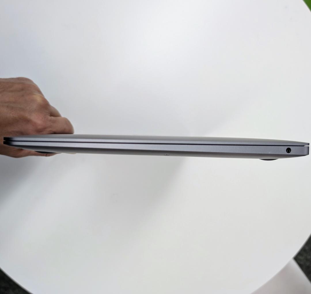 ジャンク品MacBook Air (M1, 2020) A2337 - 画面破損