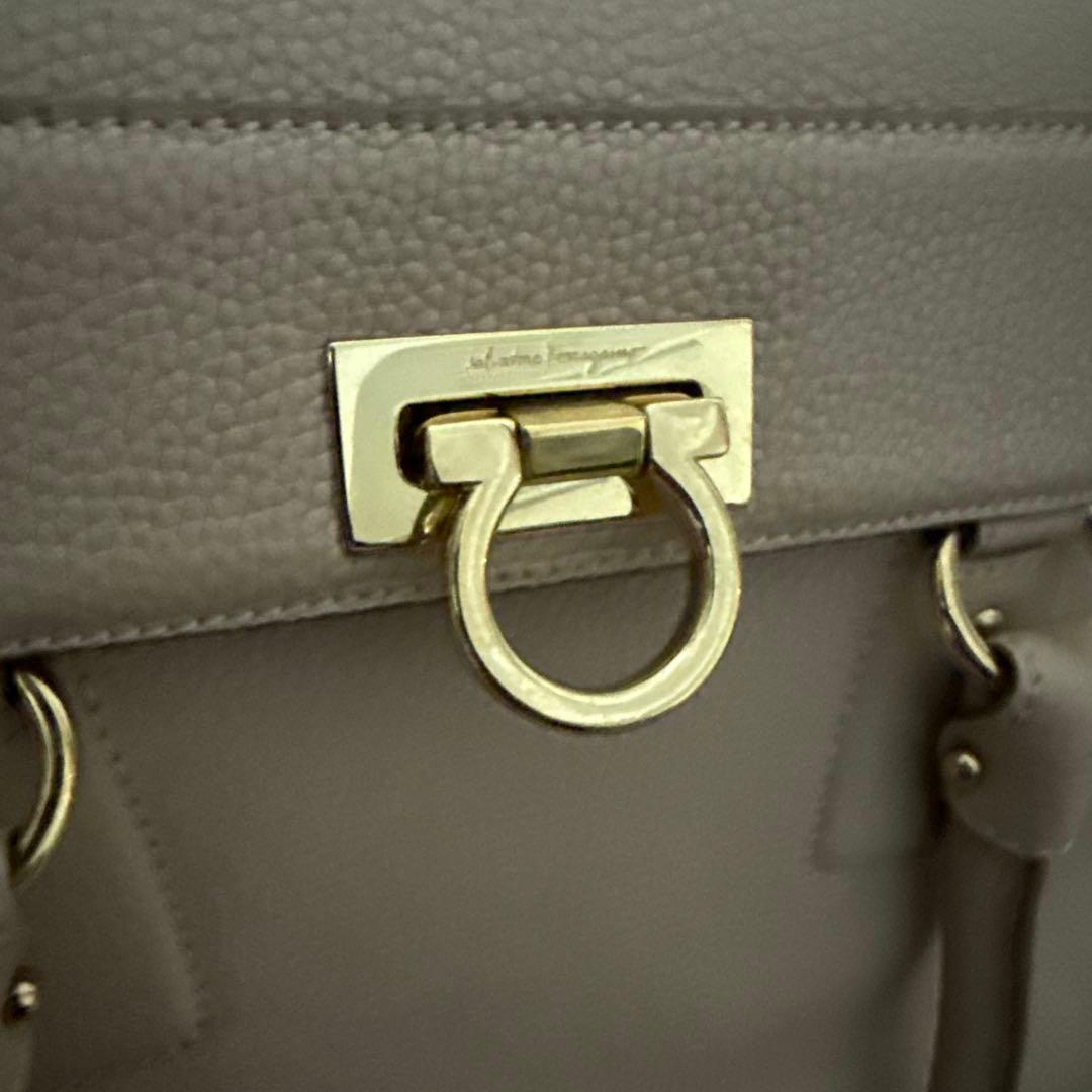 30万くらいするハンドバック。 ほほ未使用です。