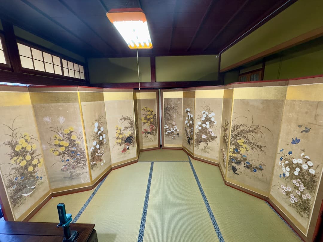 明治後期 六曲 一 双屏風 金沢金箔 猫犬絵