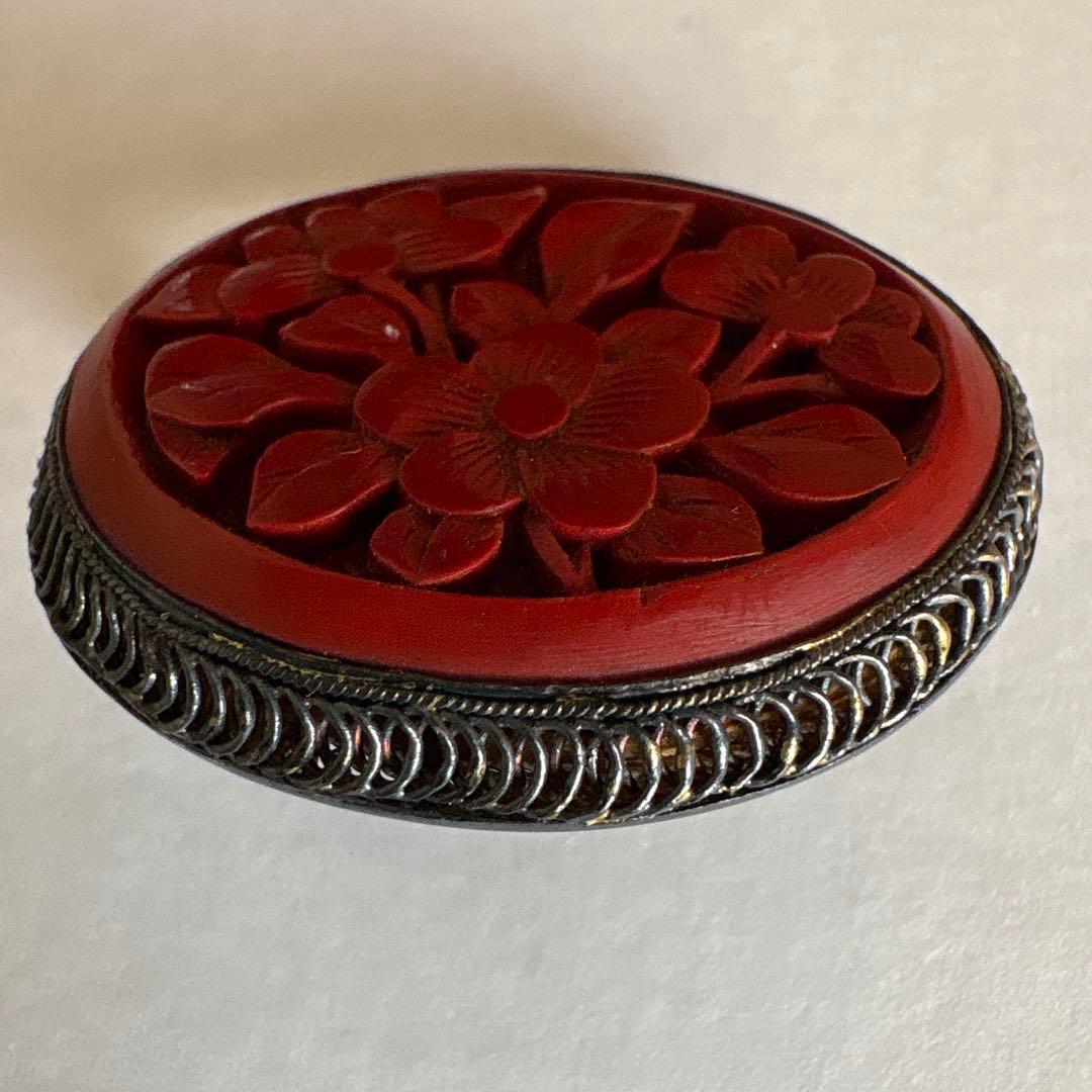 堆朱　漆　花彫刻　ブローチ，ビンテージ　中国アンティーク