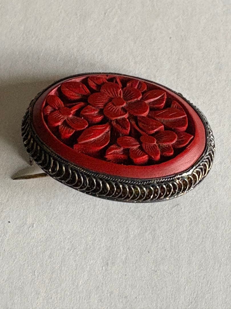 堆朱　漆　花彫刻　ブローチ，ビンテージ　中国アンティーク