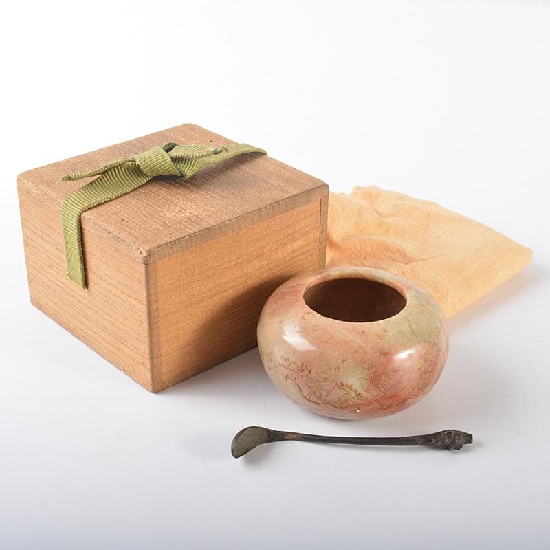 中国　玉石彫刻　山水漢詩刻　水孟　銅匙付　合わせ箱　M　R6515