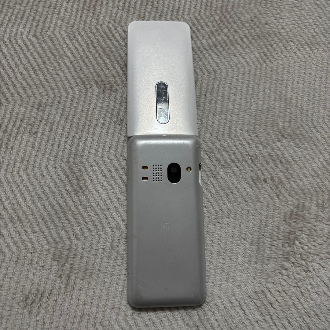 au GRATINA 4G WHITE KYF31【SIMフリ−解除済】