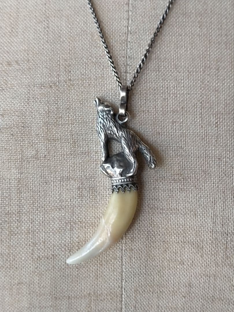 狼と牙のネックレス