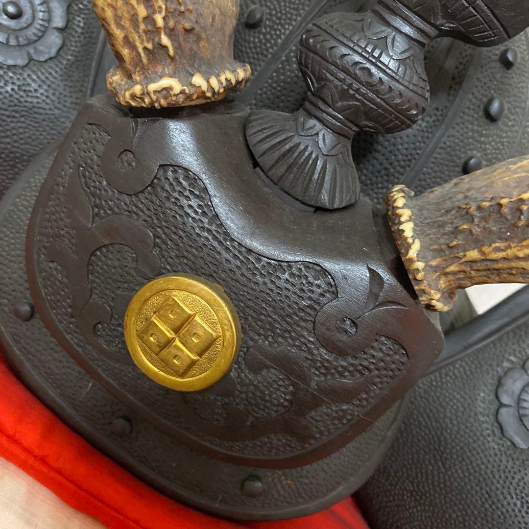刀掛け 武具 二本掛け 兜置物 骨董品 古美術品 木彫 兜 鹿角 太刀 刀台 鹿