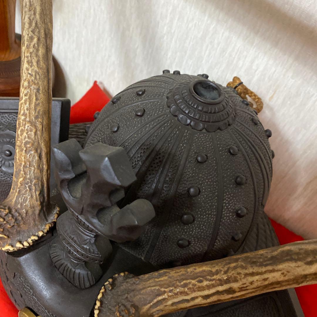 刀掛け 武具 二本掛け 兜置物 骨董品 古美術品 木彫 兜 鹿角 太刀 刀台 鹿