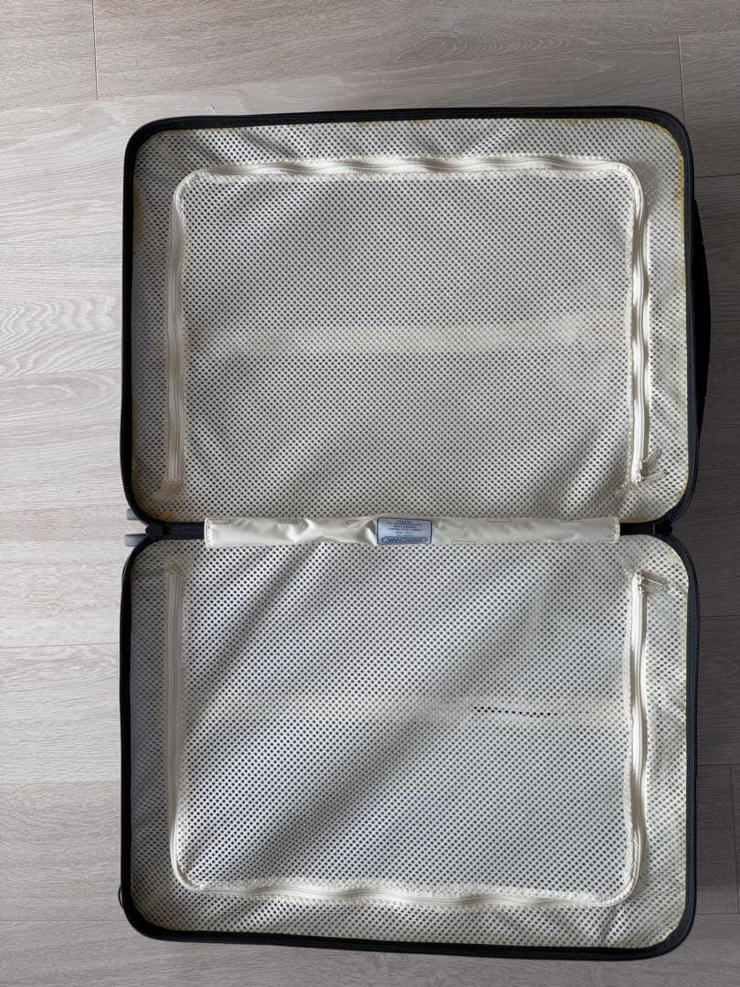 人気モデル　リモワ サルサエアー 33〜34L 4輪 機内持ち込み可能　正規品