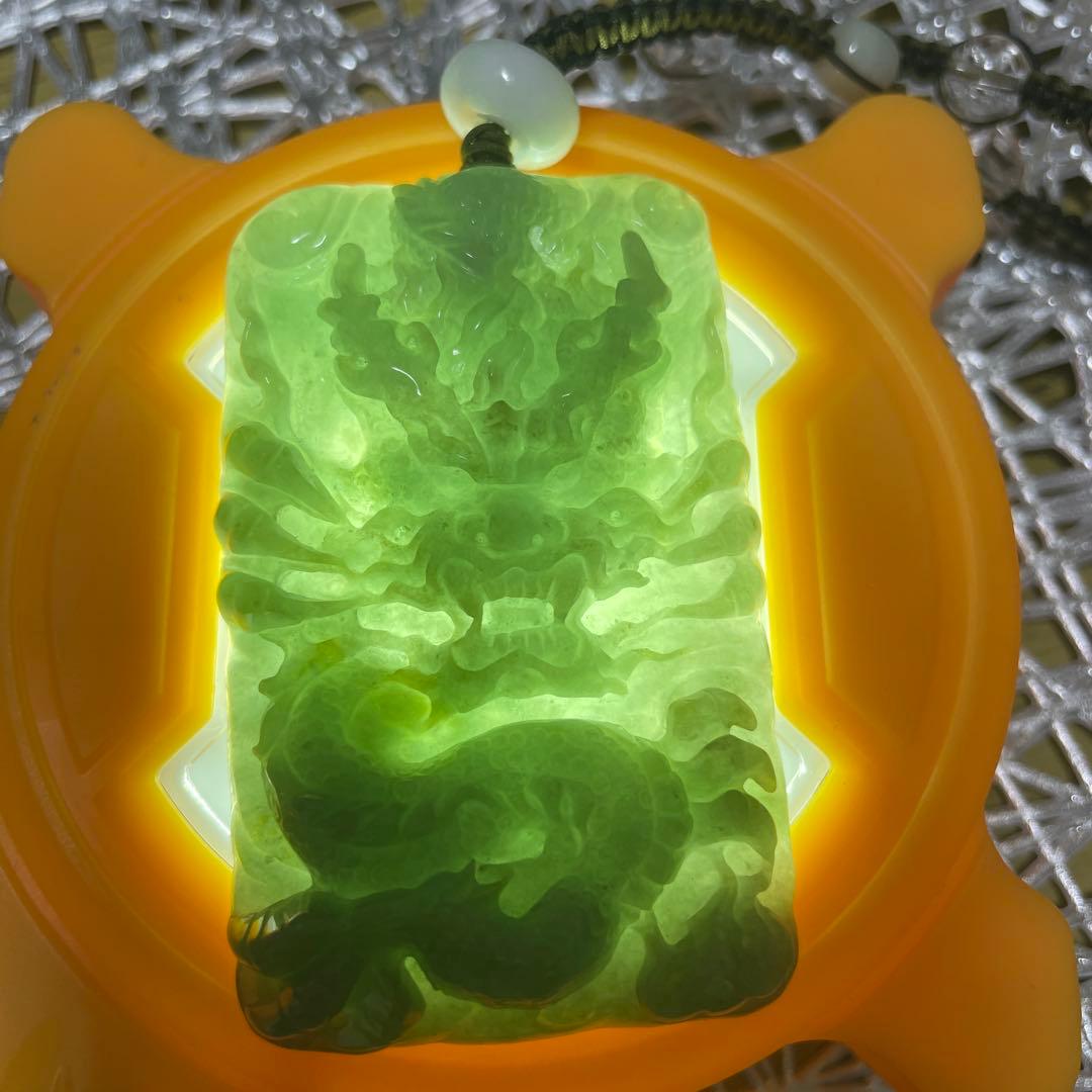 本翡翠　龍彫り(国内鑑定書付き)