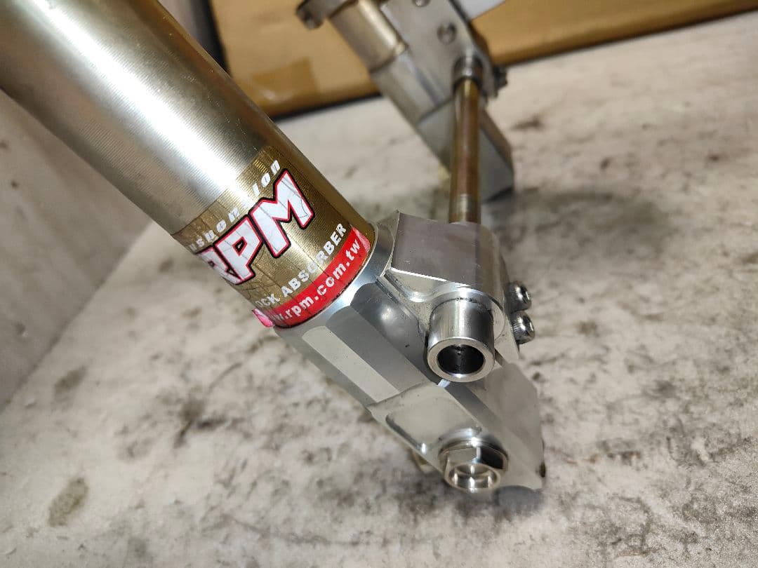 シグナスX 用 30パイ RPMレーシング製フォーク ラジアルキャリパー付き