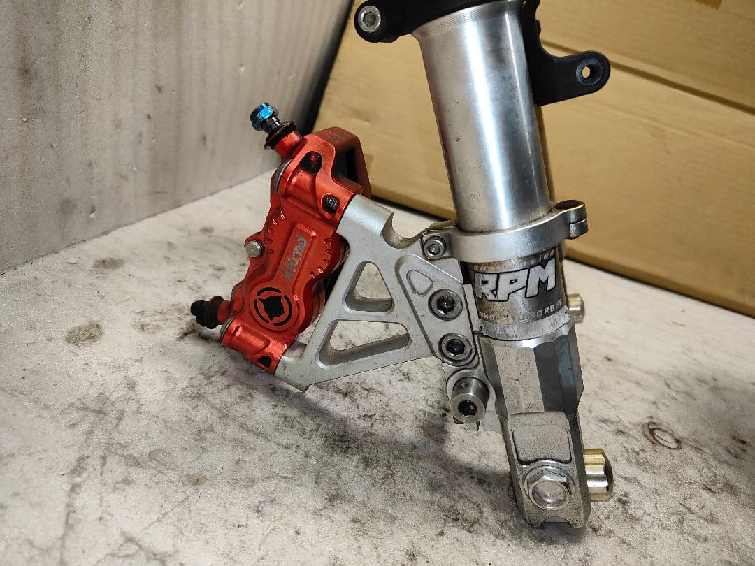 シグナスX 用 30パイ RPMレーシング製フォーク ラジアルキャリパー付き