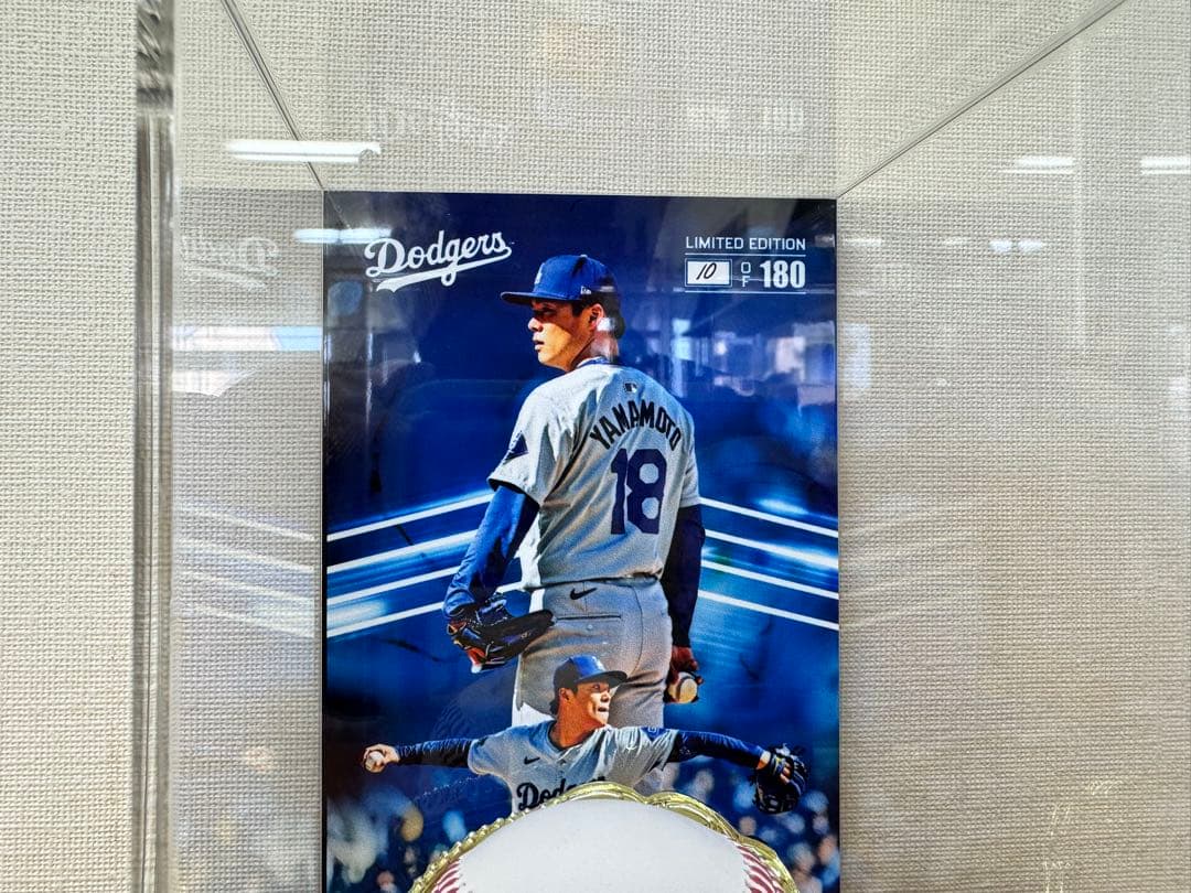 MLB　初勝利記念 ドジャース 山本由伸投手 直筆サインボール 特製展示ケース付