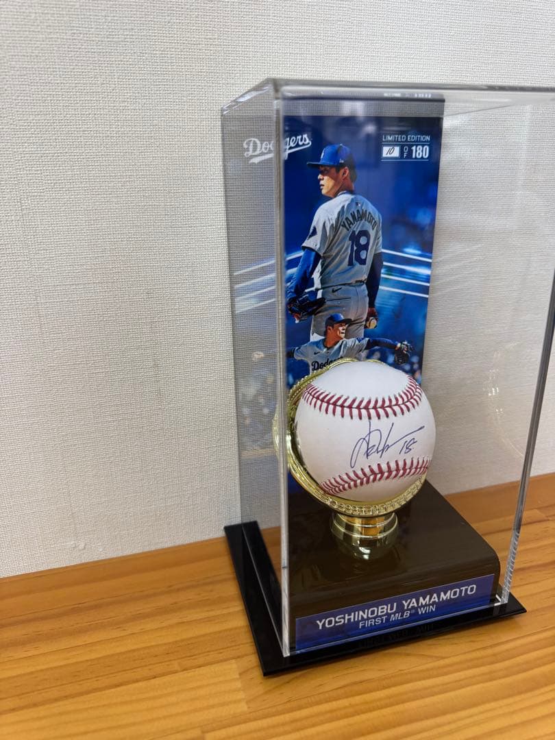 MLB　初勝利記念 ドジャース 山本由伸投手 直筆サインボール 特製展示ケース付