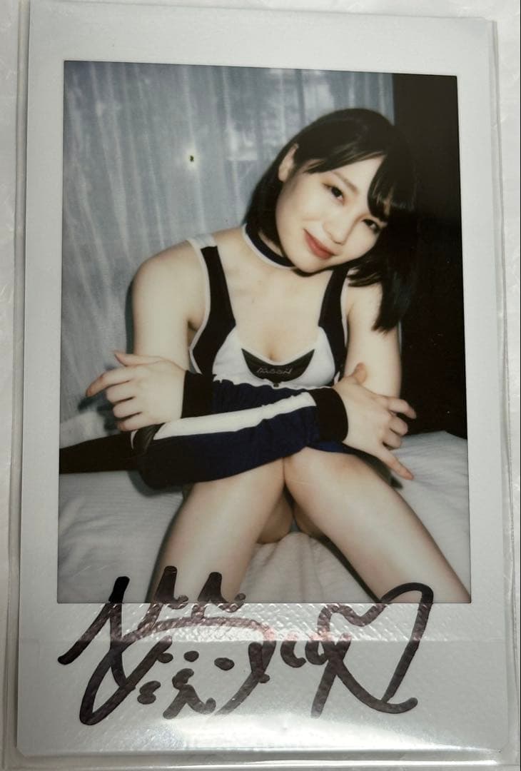 鈴村あいり　直筆サイン入りチェキ　チェキ　コスプレ　ホワイト　ブラック