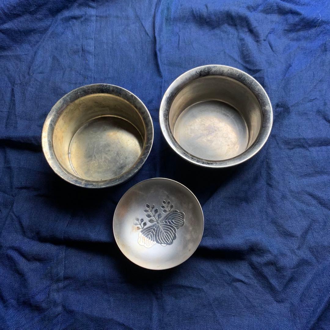 【銀杯】と【用途不明の容器 2点】