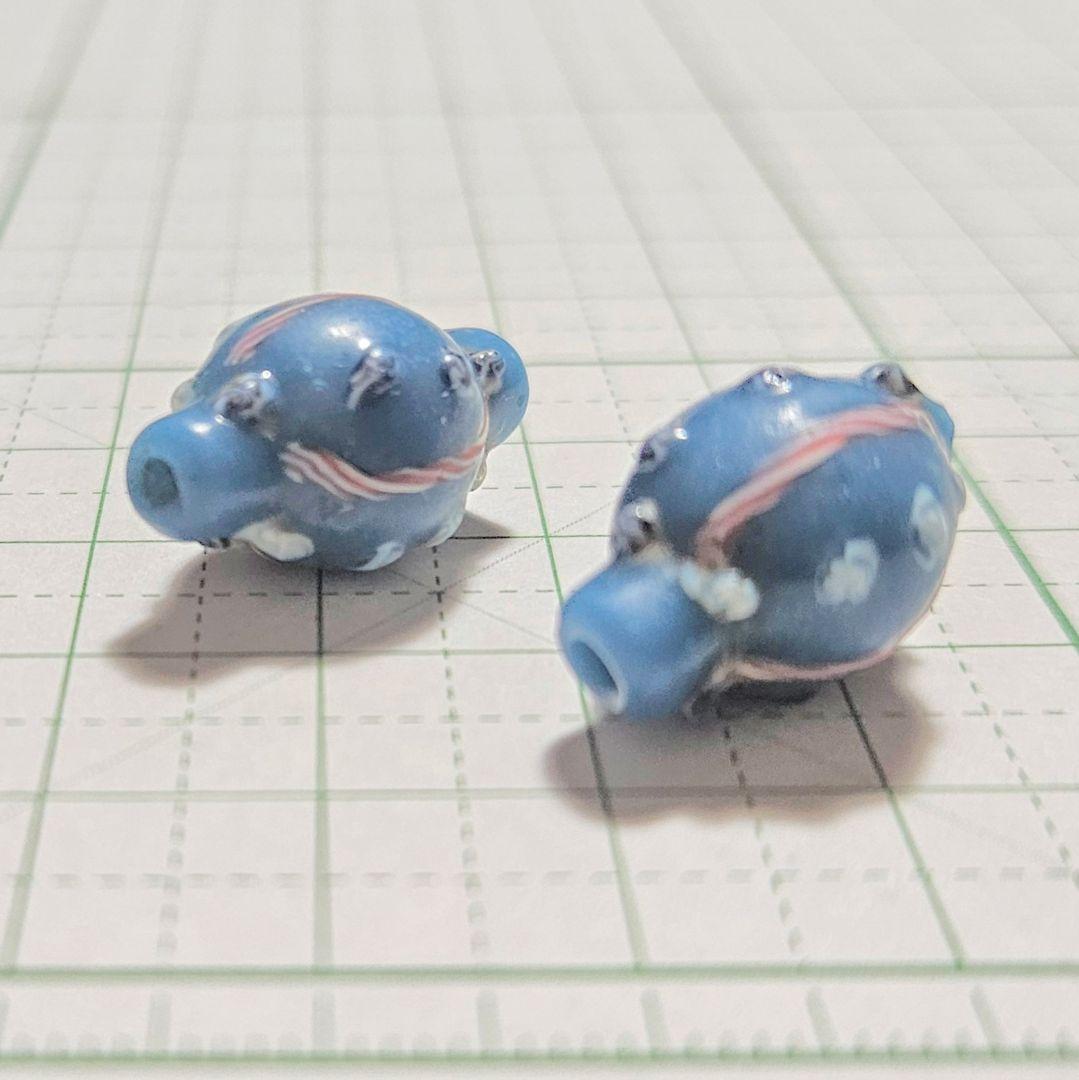 変わり紡錘型とんぼ玉　アンティーク　水色　２個