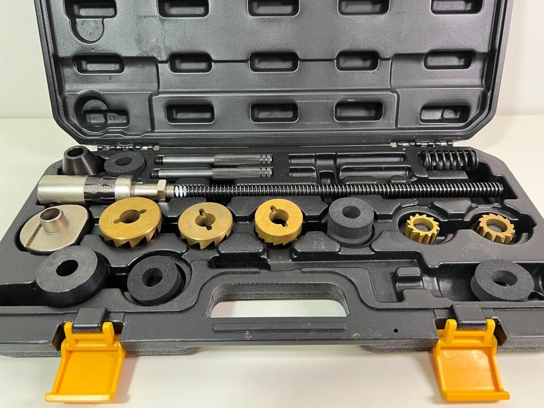 Ice Toolz のヘッドチューブ　リーミング & フェイシング ツール