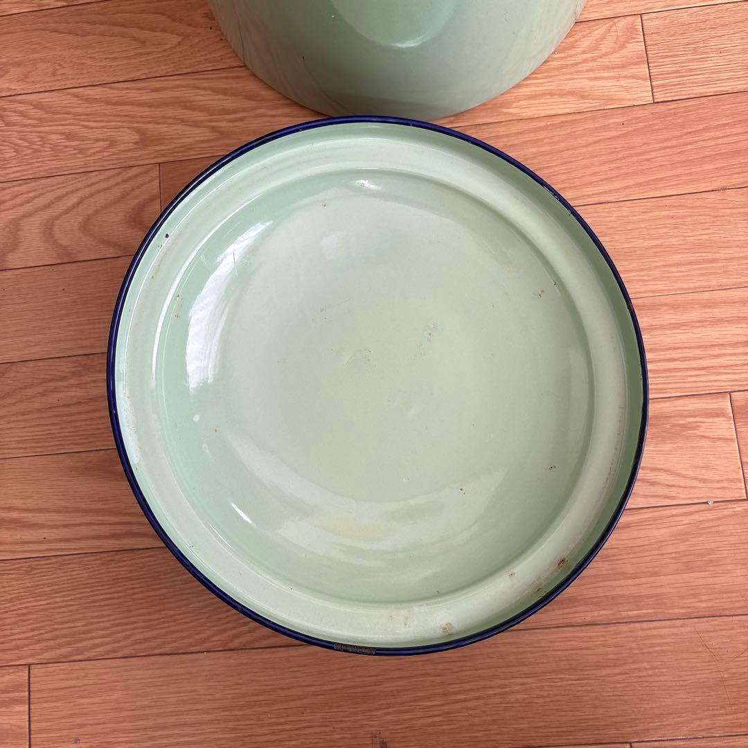 大容量　薄緑ホーロー蓋付き容器